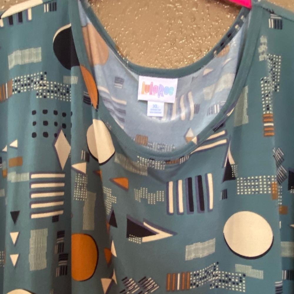 LuLaRoe Dress or Top. Super versatile you can wrap it, tie it, or not 😄